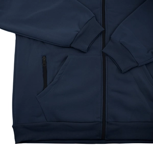Détail d'un sweat à capuche bleu marine avec poignets côtelés et poches latérales