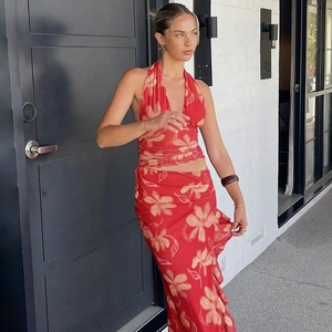Détail de l'ensemble haut dos nu et jupe à imprimé floral en mousseline rouge vif