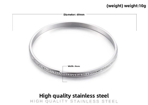 Dettaglio macro del bracciale in acciaio inossidabile argento con cristalli, 4 mm