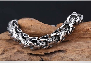 Vue macro d'un bracelet chaîne en écailles de dragon punk avec texture argentée rétro