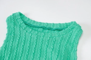 Detalle del cuello de punto trenzado verde que muestra la textura suave de la prenda