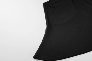 Detaillierte Makroansicht der schwarzen Strickstoffstruktur und hochwertigen Flachnähte