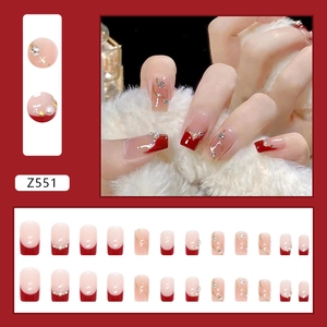Faux ongles French rouges avec perles, cristaux et lignes dorées ensemble de 24pcs