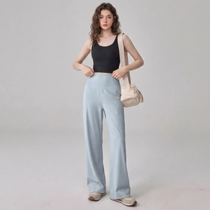 Détail du pantalon de yoga bleu clair à taille haute avec poche arrière et jambe évasée