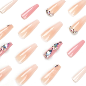Faux ongles long cercueil dégradé rose avec strass brillants de luxe ensemble