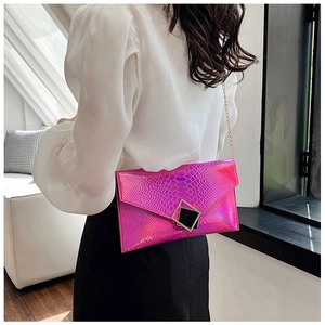 Borsa a busta olografica rosa con motivo a serpente, fibbia a rombo e catena dorata