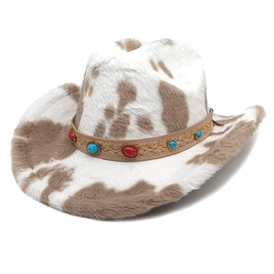 Détail du chapeau de cowboy en fausse fourrure avec bande tissée de gemmes