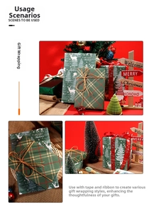 Gedetailleerde weergave van kerst kraft inpakpapier met rendier- en boommotieven.