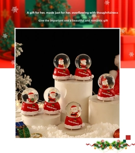 Gros plan de boules à neige Père Noël avec socles rouges sur supports d'exposition