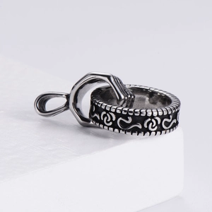 Pendentif tête de mort vintage en argent avec fermoir anneau et motifs gravés