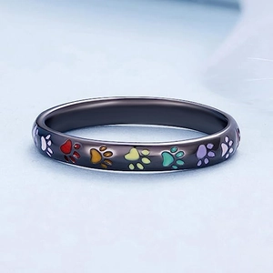 Detail macro-opname van zwarte metalen ring met levendige regenboog pootafdrukken