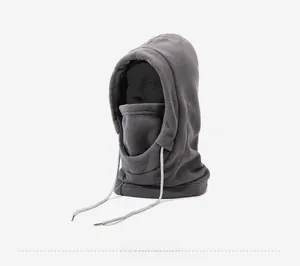 Détail d'une cagoule en polaire grise avec masque intégré et cordon de serrage réglable