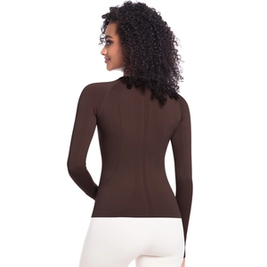 Dettaglio della maglia sportiva a maniche lunghe marrone scuro con cuciture raglan