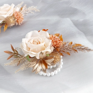 Corsage de poignet élégant rose ivoire avec feuilles dorées et bracelet de perles doubles