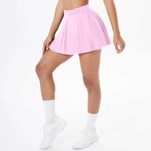 Detail des rosa plissierten Tennisrock mit hohem elastischem Bund und Passform