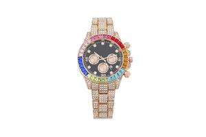Dettaglio dell'orologio in oro rosa con cristalli e ghiera con gemme arcobaleno su quadrante nero