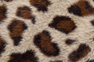 Makroaufnahme der weichen Textur und Faserdetails des Leoparden-Kunstfellstoffes