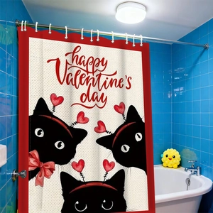 Détail du rideau de douche de la Saint-Valentin avec chats noirs et motifs de cœurs