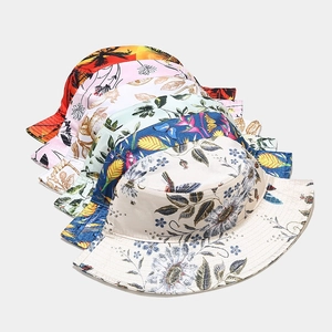 Assortimento di cappelli a secchiello estivi colorati con stampe floreali tropicali