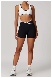 Détail d'un short croisé taille haute et d'un soutien-gorge de sport contrasté