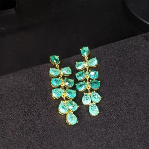 Eleganti orecchini a goccia verde smeraldo placcati in oro con grappoli di cristallo