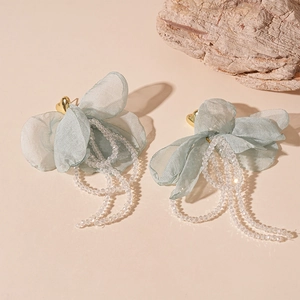 Clous d'oreilles cœur avec fleurs en dentelle vert pâle et pampilles en cristal
