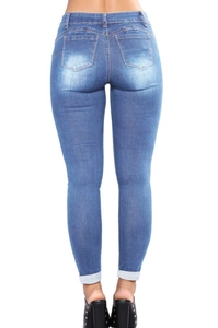 Vue arrière du jean skinny bleu montrant les poches et les détails délavés