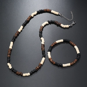 Détail d'un ensemble collier et bracelet en perles de coco bohème sur fond noir