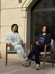 Outdoor-Streetstyle-Fotoshooting mit Oversize-Sweatshirts und Jogginghosen in Grau und Navy