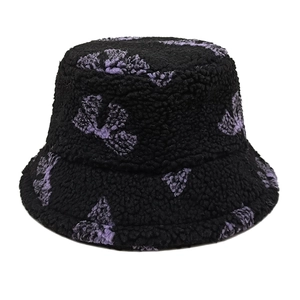 Détail du chapeau bob en laine d'agneau noire avec motif jacquard papillon violet