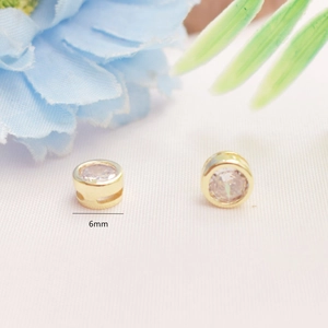 Detalle de cuentas cilíndricas de circonio bañadas en oro de 14K de 6mm para joyería DIY