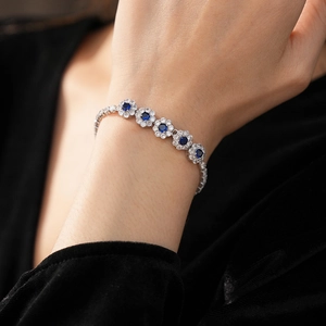 Vue détaillée du bracelet fleur en argent avec zircons saphir bleu sur velours