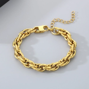 Détail du bracelet gourmette doré avec fermoir mousqueton et chaîne de réglage ajustable