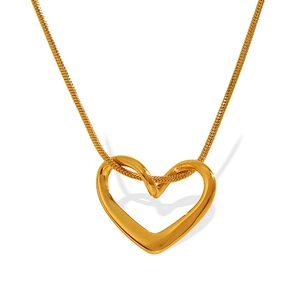 Collier minimaliste doré avec pendentif cœur ajouré et chaîne serpent élégante
