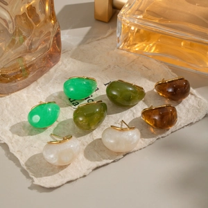 Braune geometrische Harz-Ohrstecker im Set mit Edelstahl-Steckern auf elegantem Papier