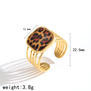 Detailed view of leopard print ring with dimensions 13.6mm by 22.5mm and 3.8g weight