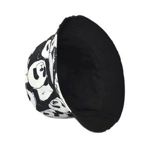 Vue détaillée d'un bob réversible avec un motif de panda noir et blanc mignon