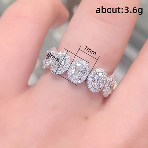 Elegante zilveren ring met vijf ovale zirkonia stenen getoond op een vinger