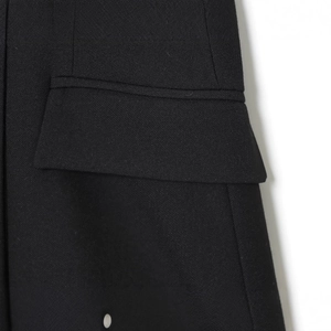 Mini abito nero in tessuto a trama con revers e spalline strutturate stile elegante