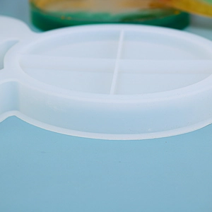 Detalle del molde de silicona semitransparente con rejilla circular para manualidades caseras