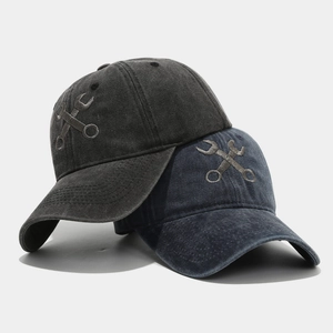 Berretto vintage in cotone lavato con ricamo a chiave inglese in antracite e blu navy