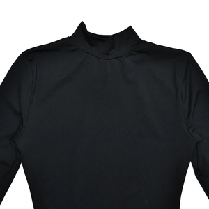 Détail du col montant et de la texture du tissu d'une robe noire à manches longues chic