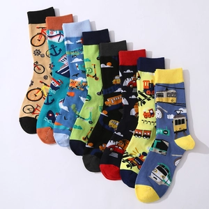 Chaussettes en coton à motifs de véhicules colorés disposées en éventail sur fond blanc