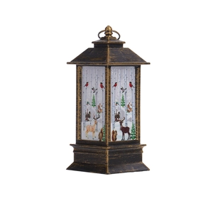 Détail de lanterne de Noël en bronze avec des scènes d'hiver de cerfs et de sapins