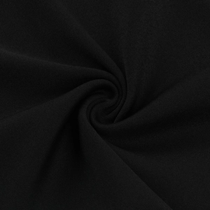 Dettaglio macro del tessuto a maglia nera che mostra la trama e il morbido drappeggio