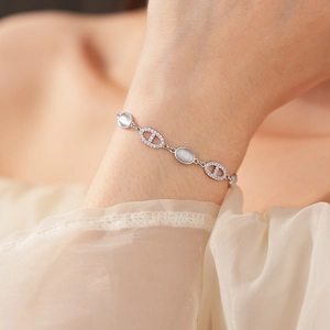 Détail du bracelet chaîne ancre en argent avec pierre œil de chat et zircons pavés