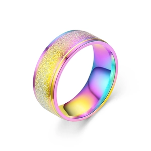 Détail d'une bague arc-en-ciel en acier inoxydable avec texture givrée et bords à deux paliers