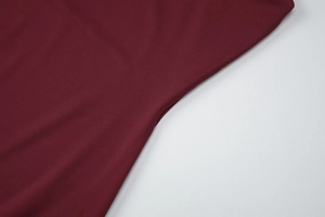 Detailaufnahme der weinroten Strickstoffstruktur für ein rückenfreies Sommerkleid