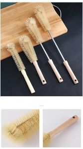 Détail montrant les poils en fibres denses et le manche en bois avec trou pour brosse à bouteille