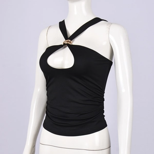 Detail von schwarzem Halter-Top mit Cut-out und goldenem Metallring-Verzierung